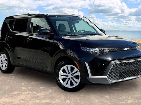 Used 2025 Kia Soul LX FWD image 3