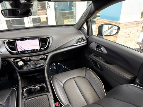 Used 2025 Chrysler Pacifica Limited FWD image 33