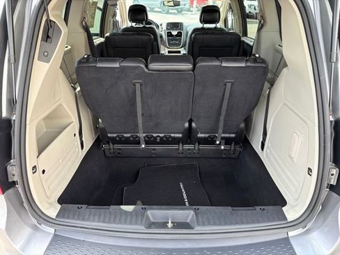 Used 2014 Chrysler Town & Country Touring-L w/ Driver Convenience Group FWD image 25