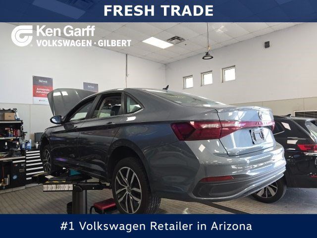 Used 2025 Volkswagen Jetta SE FWD image 1