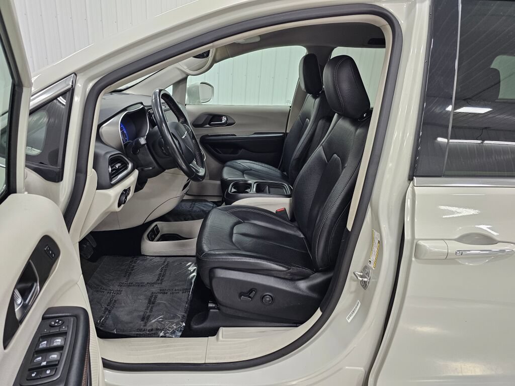 Used 2020 Chrysler Pacifica Touring-L FWD image 11