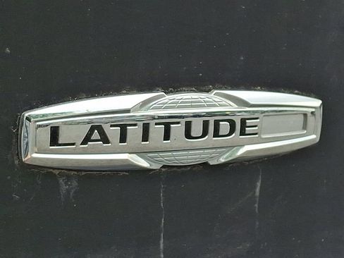 Certified 2019 Jeep Cherokee Latitude Plus w/ Comfort/Convenience Group AWD/4WD image 29