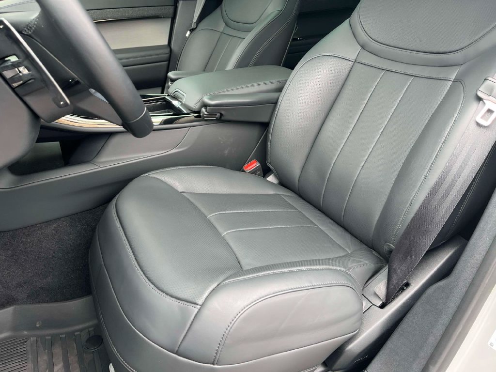 Used 2025 Land Rover Range Rover Sport SE AWD/4WD image 9