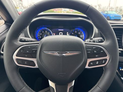 Used 2025 Chrysler Pacifica Select image 14