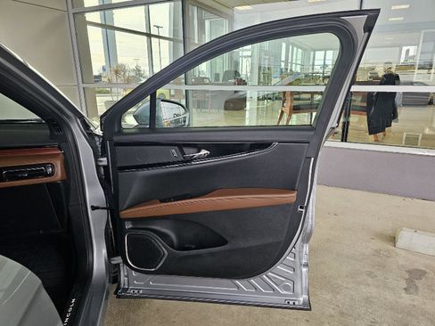 Used 2022 Lincoln Nautilus Reserve image 11