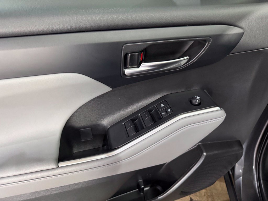 Used 2022 Toyota Highlander XLE AWD/4WD image 10