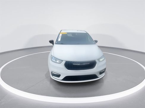 Used 2024 Chrysler Pacifica Touring-L image 3