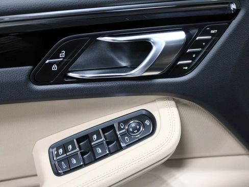 Certified 2025 Porsche Macan image 27