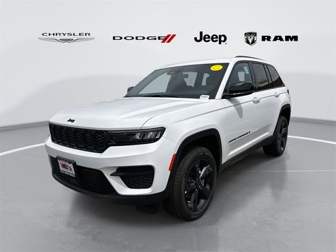 New 2025 Jeep Grand Cherokee Altitude image 7