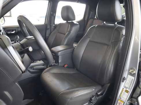 Used 2018 Toyota Tacoma TRD Sport image 14