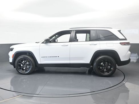 Used 2025 Jeep Grand Cherokee Altitude RWD image 3