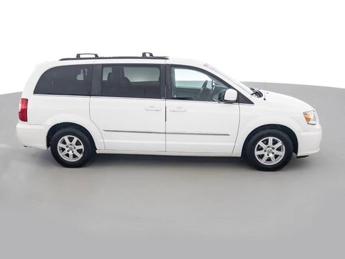 Used 2013 Chrysler Town & Country Touring FWD image 4