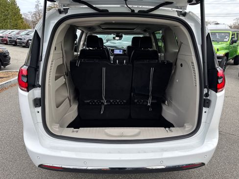 Used 2023 Chrysler Pacifica Touring-L image 38