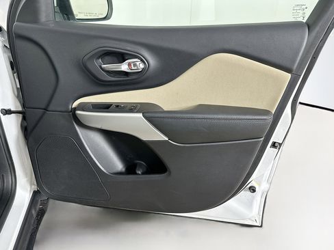 Used 2018 Jeep Cherokee Latitude w/ Cold Weather Group FWD image 30