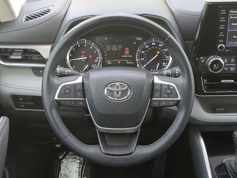 Used 2022 Toyota Highlander XLE image 22