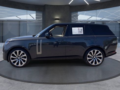 Used 2023 Land Rover Range Rover SE AWD/4WD image 3