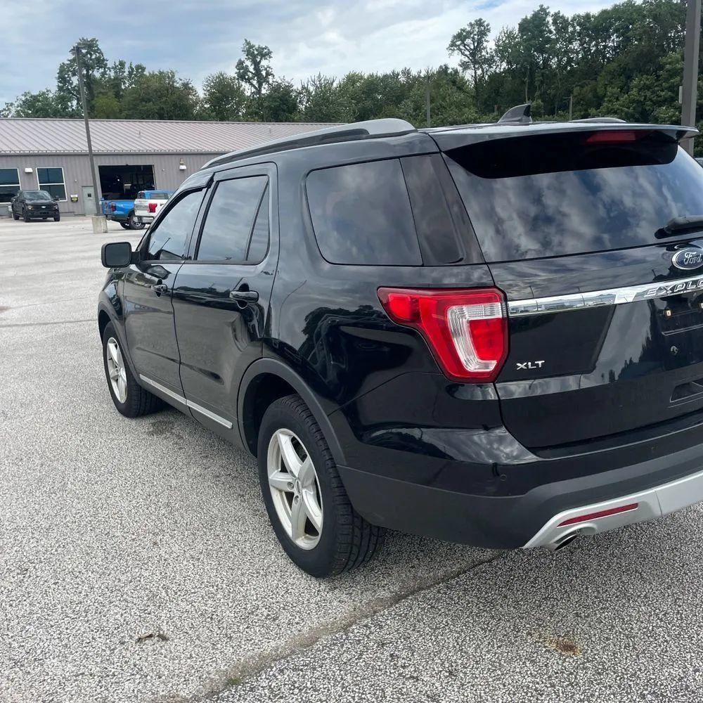 Used 2017 Ford Explorer XLT w/ Equipment Group 202A AWD/4WD image 5
