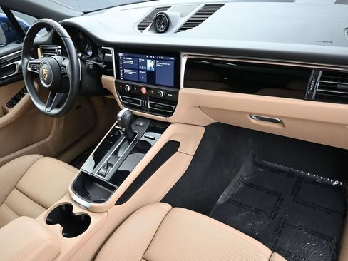 Certified 2025 Porsche Macan AWD/4WD image 32