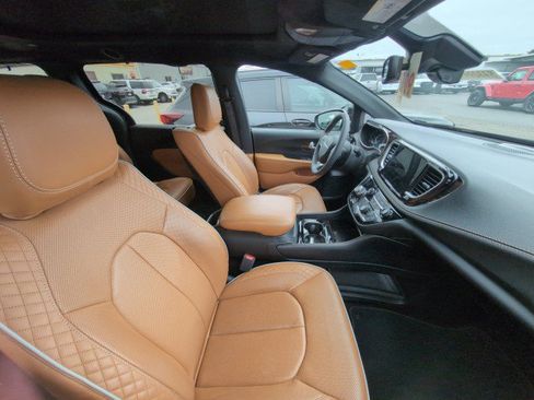 Used 2023 Chrysler Pacifica Pinnacle FWD image 4