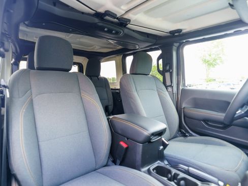 Used 2025 Jeep Wrangler Unlimited Sahara AWD/4WD image 14