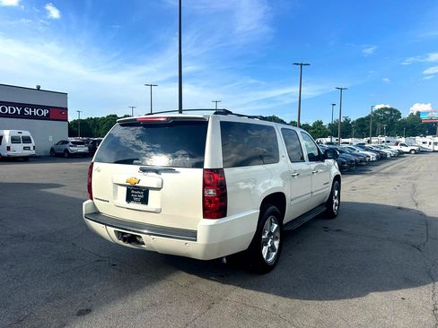 Used 2014 Chevrolet Suburban LTZ image 3