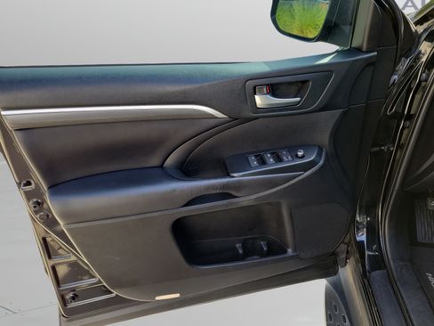 Used 2019 Toyota Highlander SE FWD image 6
