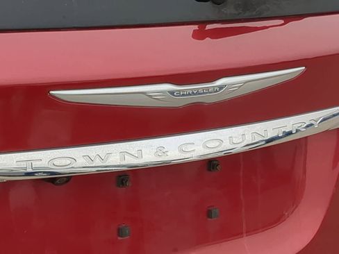 Used 2013 Chrysler Town & Country Touring-L FWD image 13