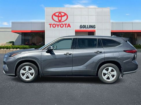 Used 2022 Toyota Highlander LE AWD/4WD image 2