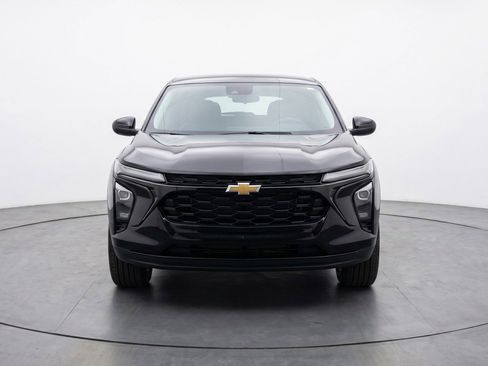 Used 2025 Chevrolet Blazer LT FWD image 2