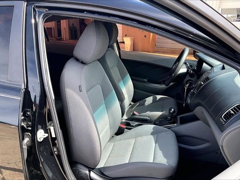 Used 2017 Kia Forte LX image 9