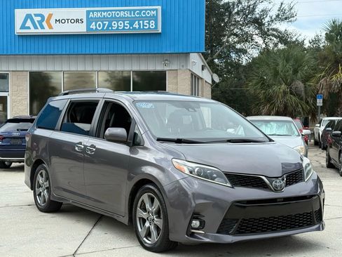 Used 2019 Toyota Sienna SE image 3