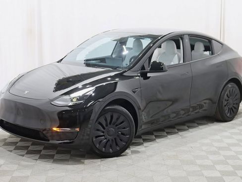 Used 2022 Tesla Model Y Long Range image 7