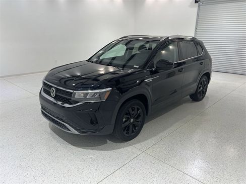 Used 2022 Volkswagen Taos SE image 4