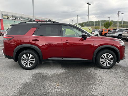 Used 2023 Nissan Pathfinder SL w/ Black Appearance Package AWD/4WD image 2