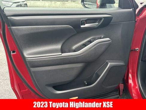 Used 2023 Toyota Highlander XSE AWD/4WD image 4