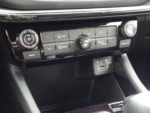 New 2026 Jeep Compass Latitude AWD/4WD image 22