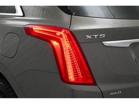 Used 2018 Cadillac XT5 Luxury w/ Driver Awareness Package image 24