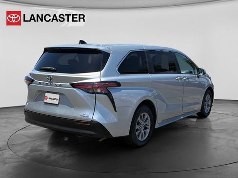 Certified 2022 Toyota Sienna XLE FWD image 7