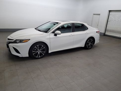 Used 2020 Toyota Camry SE FWD image 2