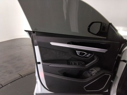 Used 2020 Lamborghini Urus image 31