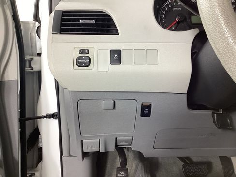 Used 2013 Toyota Sienna LE FWD image 12