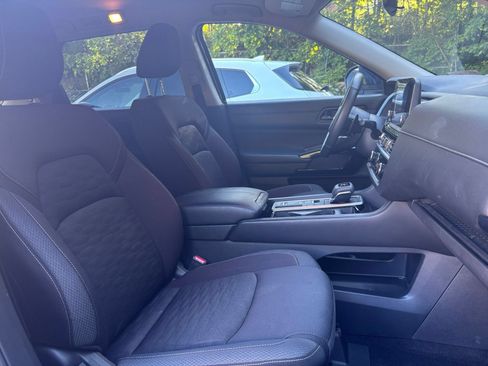 Used 2025 Nissan Pathfinder SV FWD image 31