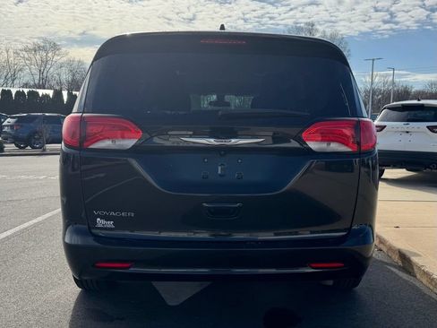 Used 2022 Chrysler Voyager LX FWD image 7