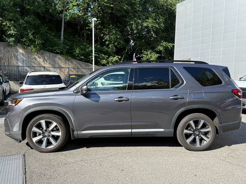Used 2025 Honda Pilot Touring image 3