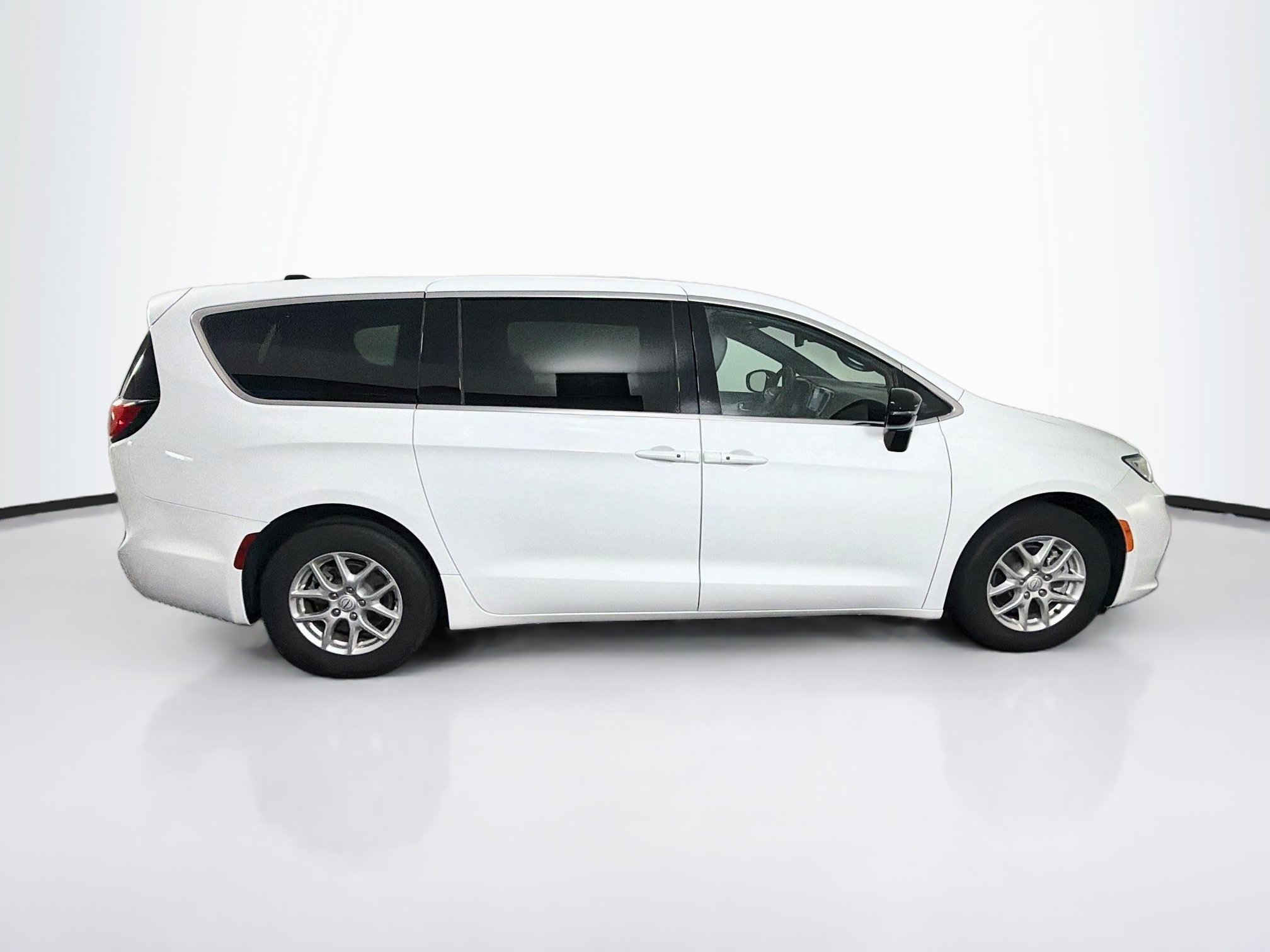 Used 2025 Chrysler Pacifica Select FWD image 10