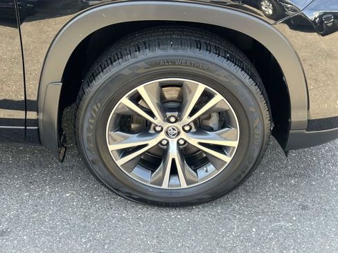 Used 2017 Toyota Highlander LE AWD/4WD image 5