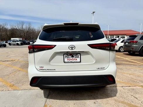 Used 2021 Toyota Highlander LE image 14