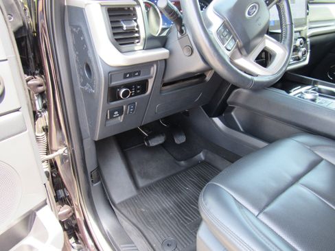 Used 2024 Ford Expedition XLT AWD/4WD image 17