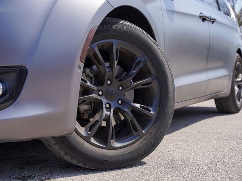 Used 2017 Chrysler Pacifica Touring-L Plus w/ Advanced Safetytec Group image 4