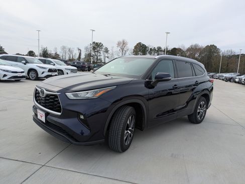 Used 2020 Toyota Highlander XLE image 3